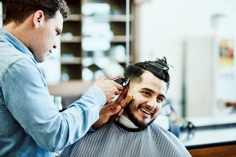 Coiffeur qui coiffe un homme.jpg